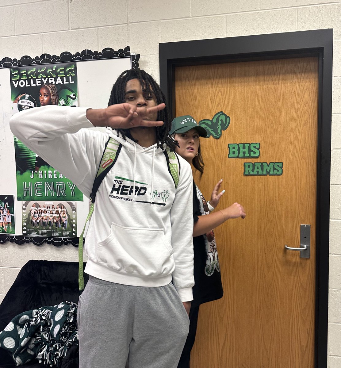 Social media vs. reality 😂

But if you’re not wearing your kids faces on your shirt… wyd? 
#TheHERD #Ramily 🐏