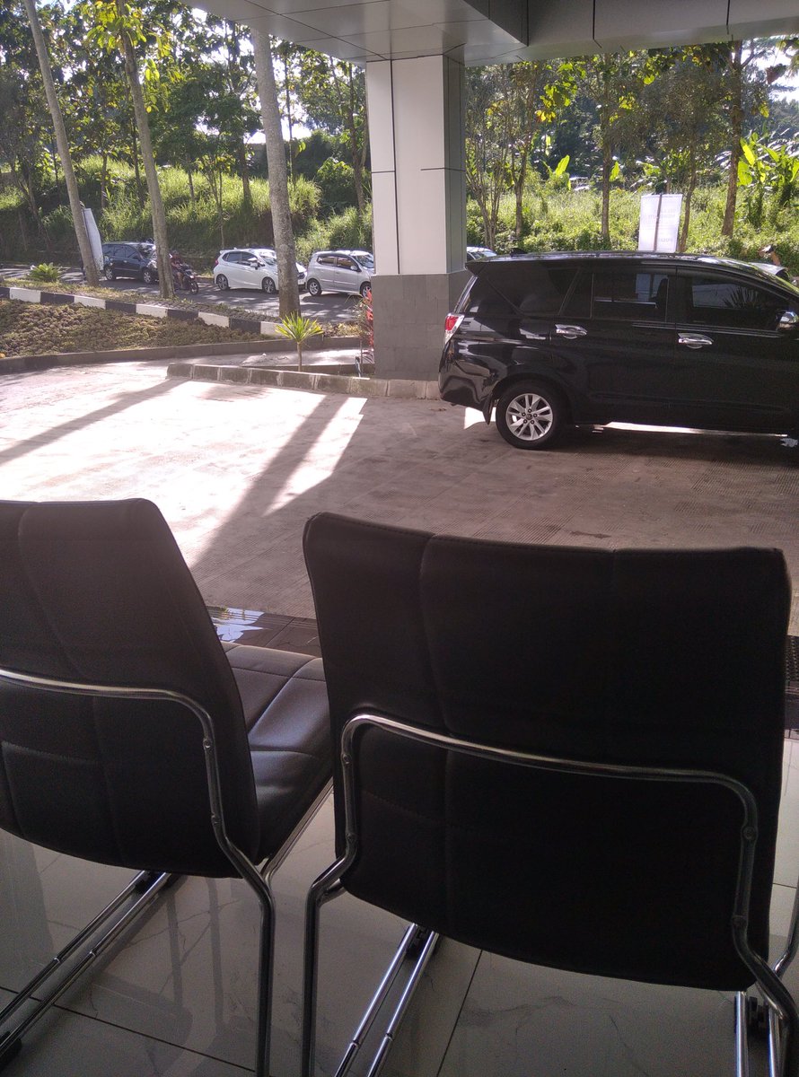 Nunggu kakak aku UTBK sekalian buat survei tempat juga . aku besok tanggal 29 doain semoga lancar yaaah