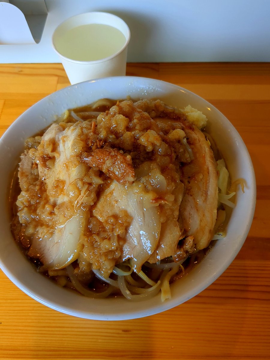 JasonBournes7's tweet photo. 今日の麺活はこちら(◍•ᴗ•◍)7
ヤマロク連坊本店さんに突入しました☀
ラーメン豚増し 1200円
野菜少なめ🧄
しょっぱめスープに豚が旨い
豚増しでかなりお腹いっぱい🐖

ご馳走様でしたm(_ _)m
#ヤマロク連坊本店 https://t.co/cmiqAiDhtr
