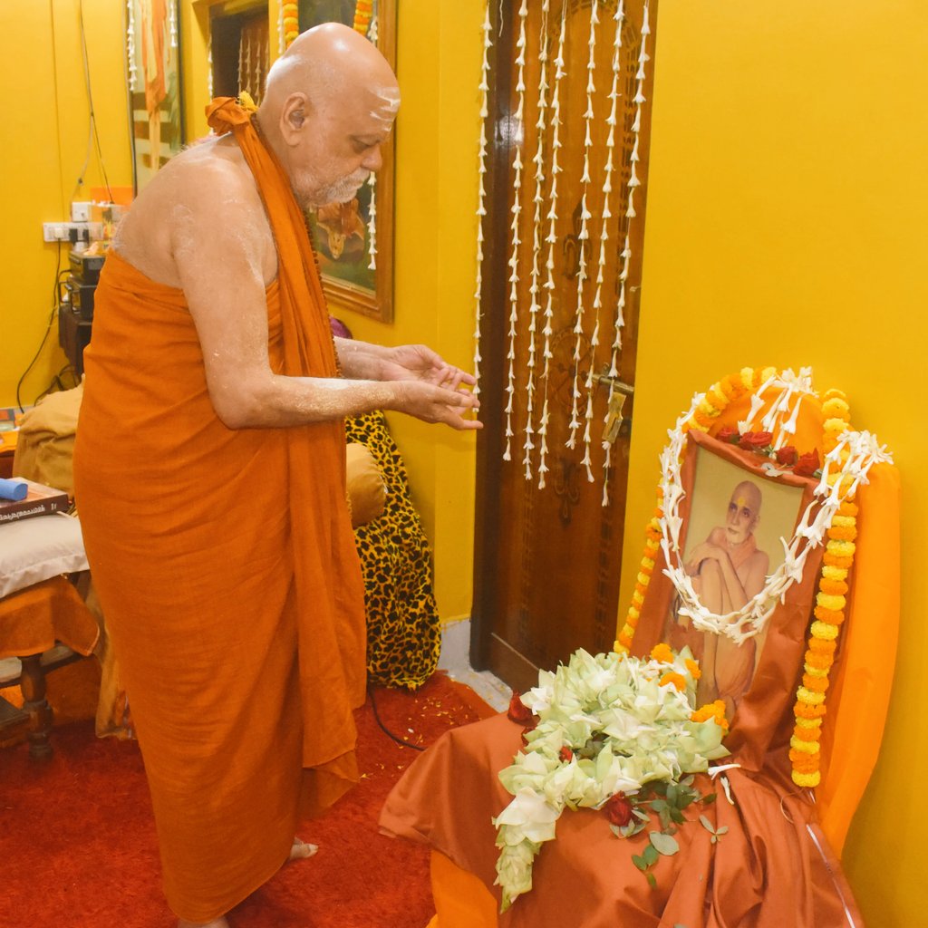 shashiawasthii's tweet photo. आज ही के दिन वैशाख कृष्ण एकादशी (वरुथिनी एकादशी )वि.सं २०३१ को परम पूज्य गुरुदेव भगवान जगद्गुरू शंकराचार्य महाभाग को पूज्यपाद धर्मसम्राट श्रीस्वामी करपात्री जी महाभाग से दंड संन्यास की दीक्षा प्राप्त हुई थी। इस पावन अवसर पर सभी धर्मावलंबियों को अनंत शुभकामनाएं। https://t.co/rtLzGO6lst