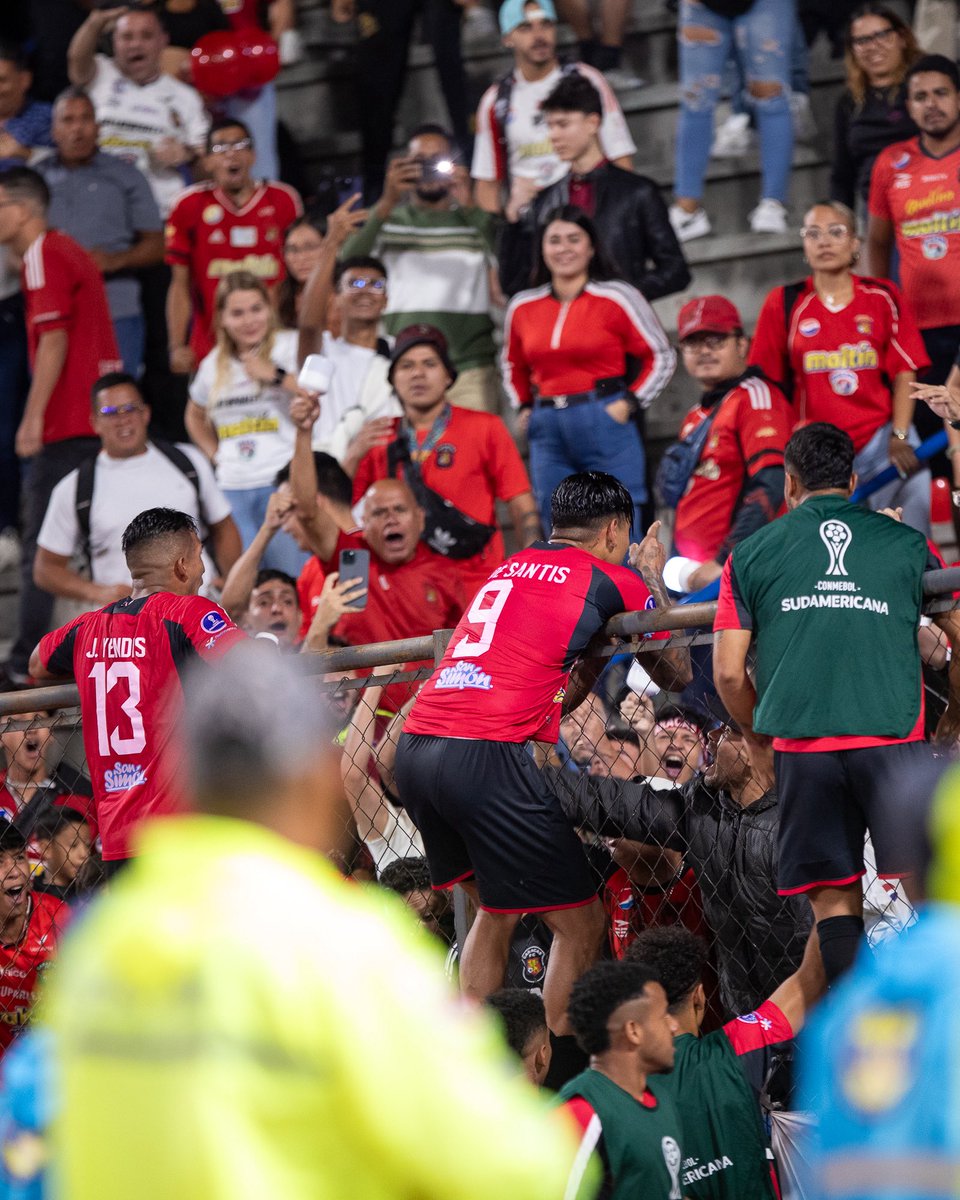 Caracas_FC's tweet image. ¡PASIÓN Y GARRA POR ESTOS COLORES! 🫵🏻

¡ESTO ES JUNTOS! 🫂

#SomosCaracas #Sudamericana