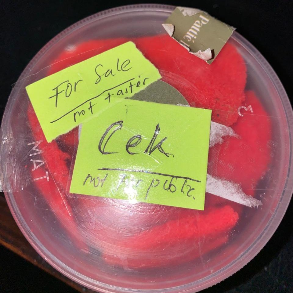 Bersama warga trust issues :( wkwk tolong yang ini saja yang bukan milik bersama. Ngiler dari jaman kapan lidah kucing baru dapet rasa yang OK punya huhu :)