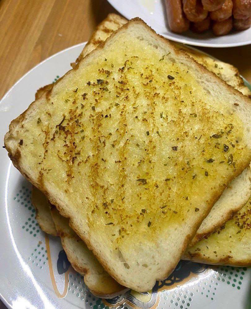 theiceraf's tweet photo. Bangun pagi lagi suka prepare breakfast simple and cepat macamni. Kenapa la ek tak jumpa garlic spread ni dari awallll 😮‍💨😮‍💨 https://t.co/oZT4nYrM6L