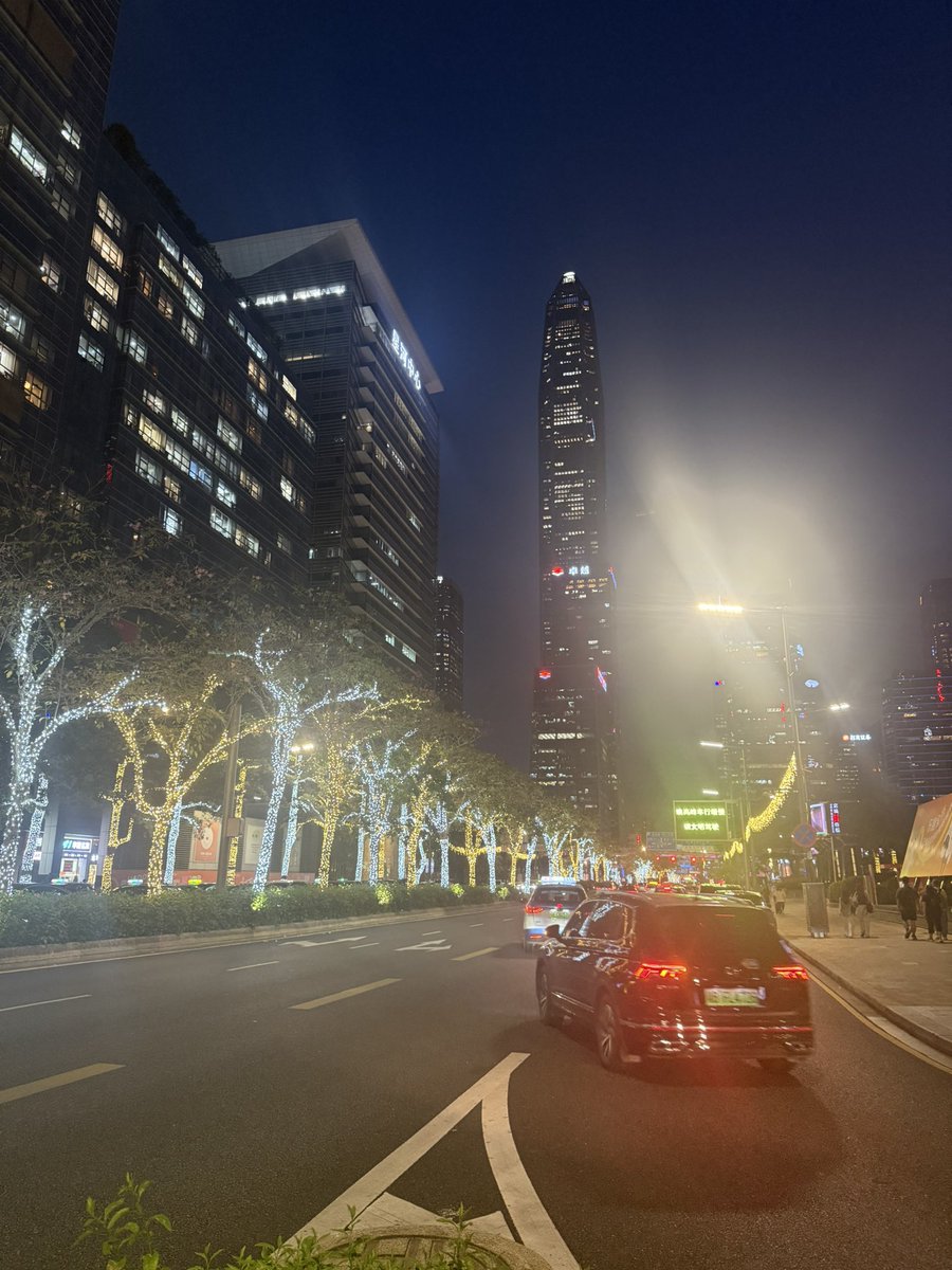 上一次来深圳，应该还是大四的时候考雅思，一眨眼都十几年过去了。