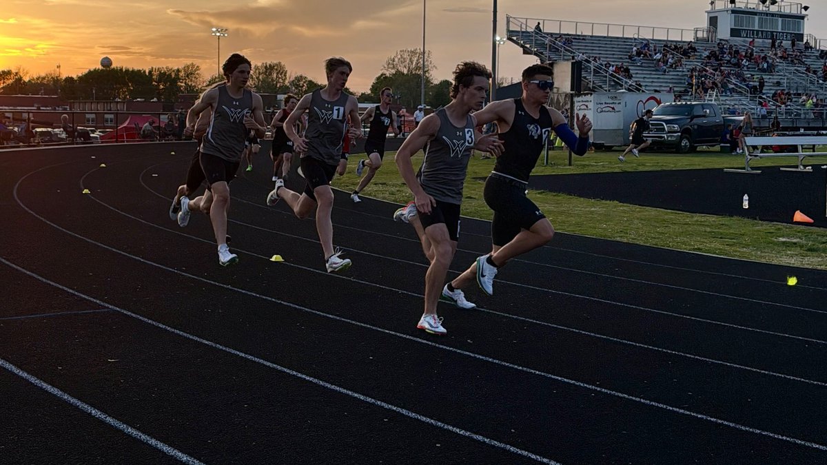 LukeJFrazier's tweet photo. Competed at Willard today and we flew! 1:35.72 in the 4x200, 45.82 in the 4x100, and a new PR of 2:04.08 placing 3rd overall. No matter how tough the competition gets or how bright the lights are I’m going to show up and give it my all! Love competing and can’t wait to continue! https://t.co/FgzxWDA3hK