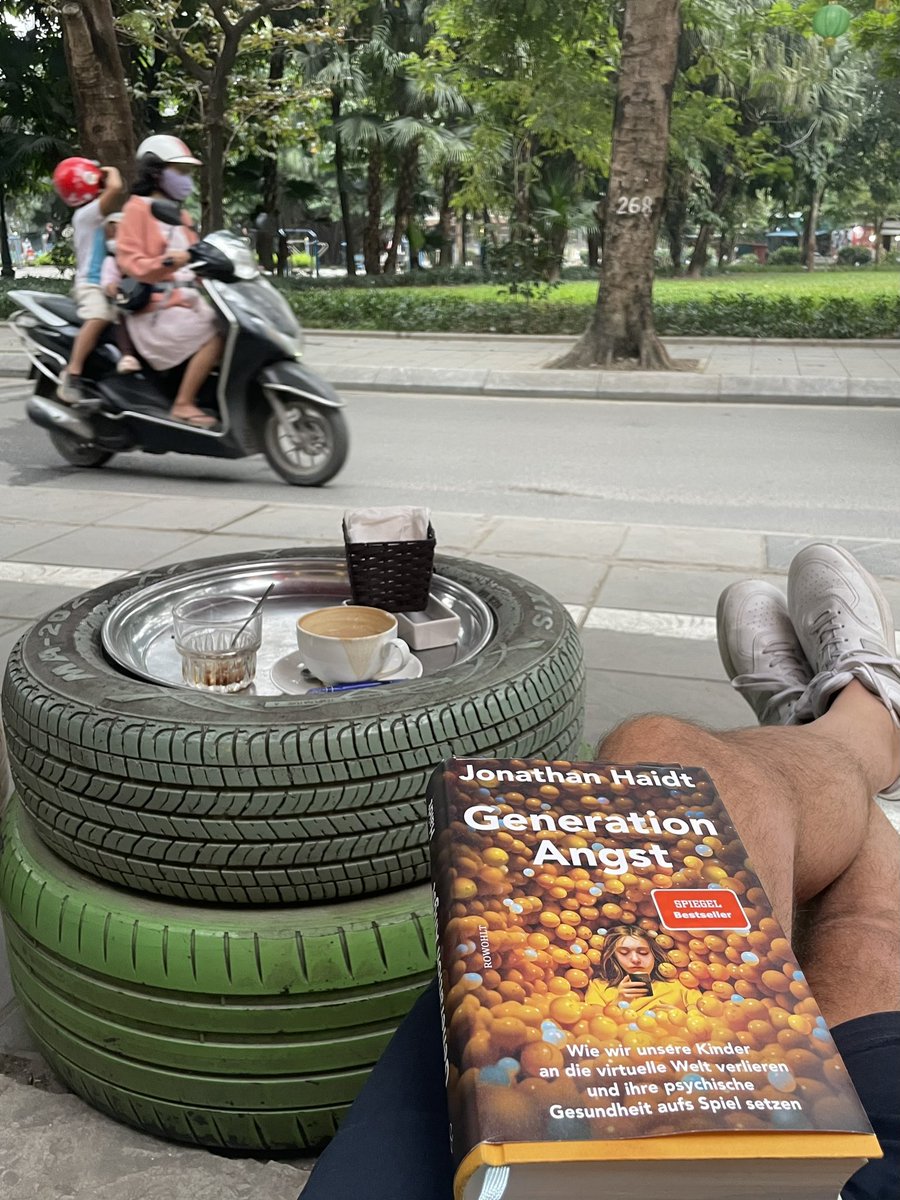 Kennt ihr dieses Buch? Es sollte Pflichtlektüre für alle Eltern, Lehrkräfte und Politiker sein.
Empirisch fundiert – und gleichzeitig alarmierend. Die beschriebenen Entwicklungen sind besorgniserregend, und doch wäre es so einfach, etwas zu verändern.