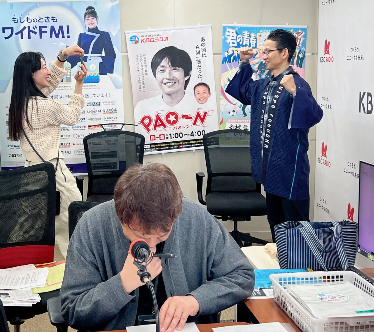 kbc_asaradio's tweet photo. #アサデスラジオ
#ヒルマニ

次のコーナー仕込み中のコンテツさんと
次の番組用に撮影中の沖アビ義
（とりちーが撮影に駆り出される）

今日の11時10分の様子でした🐝

2スタからは以上です。

#KBCラジオ #アビスパ福岡 https://t.co/vCySAOI0f4