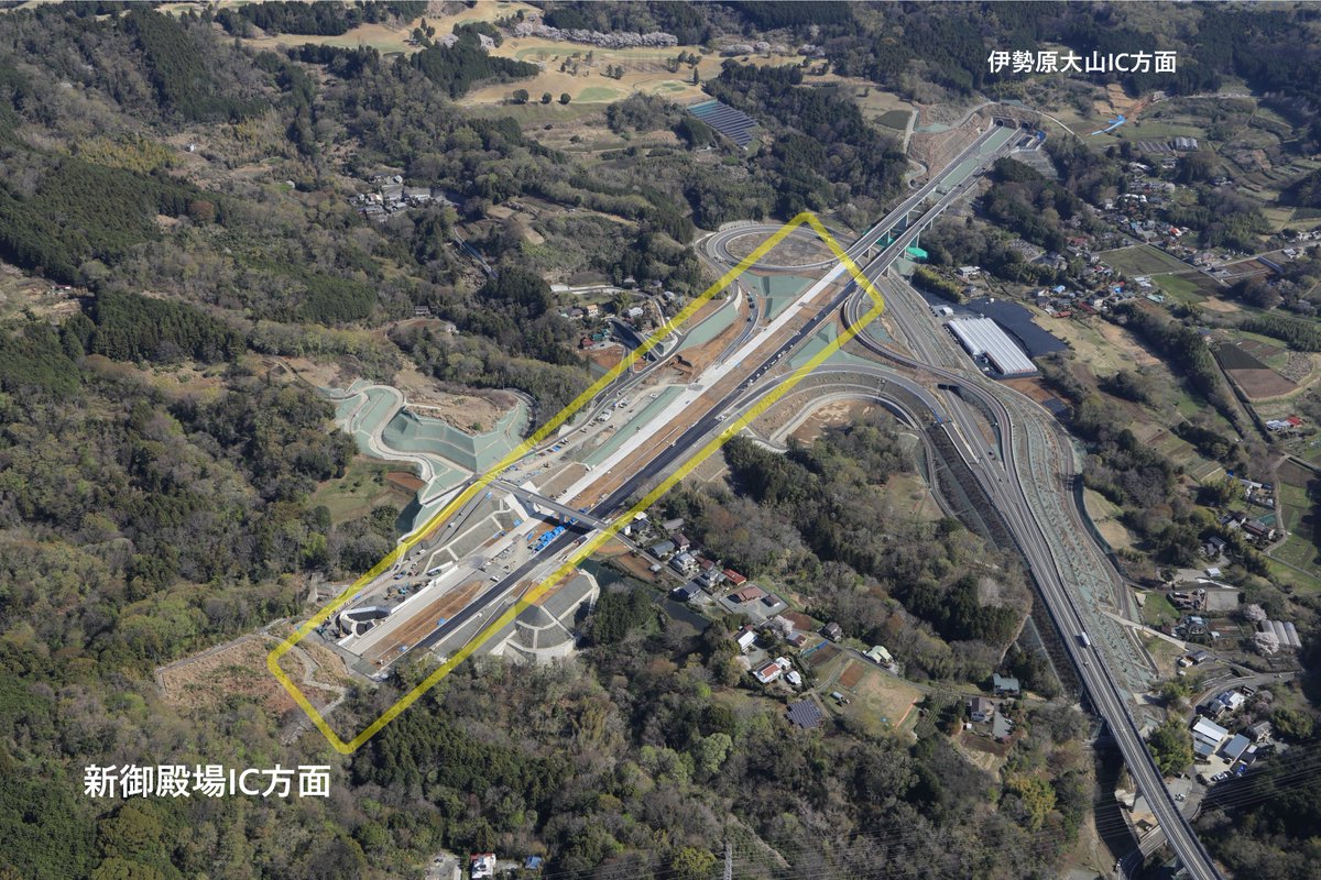 E1A 新東名　新秦野ICを航空機から撮影🛩️
現在建設中の新御殿場IC方面では、コンクリートでの舗装工事をおこなっています。
今後工事を進めていき、この上からアスファルトの舗装をかけていきます🛞
既に開通している伊勢原大山IC方面と比較すると、その違いがよくわかります👀
#新東名建設
