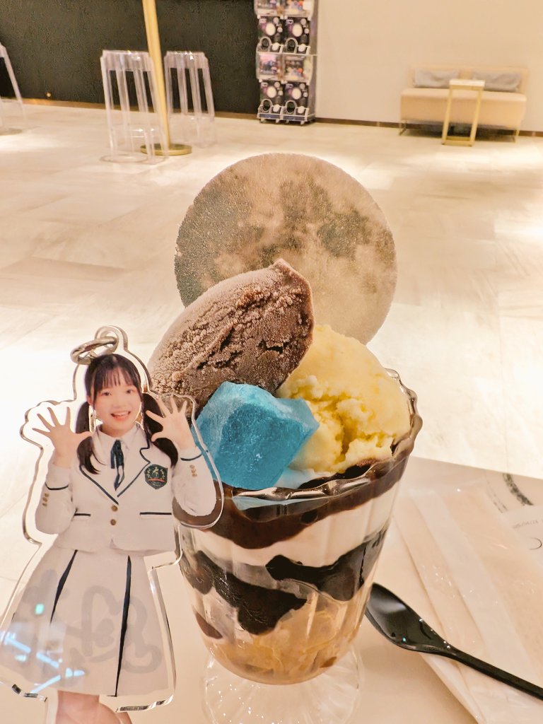 atnakashima1922's tweet photo. 今日のもえぴ💖🪄💜の好きなところ！

・もえぴ神様とプラネタリウム💫なう！

#西村萌花
#ほくりくアイドル部
#生涯もえぴ神推し
#もえぴの好きなところ企画
#659d
#プラネタリウム
#アクキーデート

プレミアムシートのミニチュアフォトSPOTなんだけど、プラネタリウムでこのシート素晴らしすぎてやばすぎる🫠💖🤤
デートにぴったし！

まっまあ、もえぴ神様アクキーだから実質ぷーちゃん大佐一人なんだけどね😇