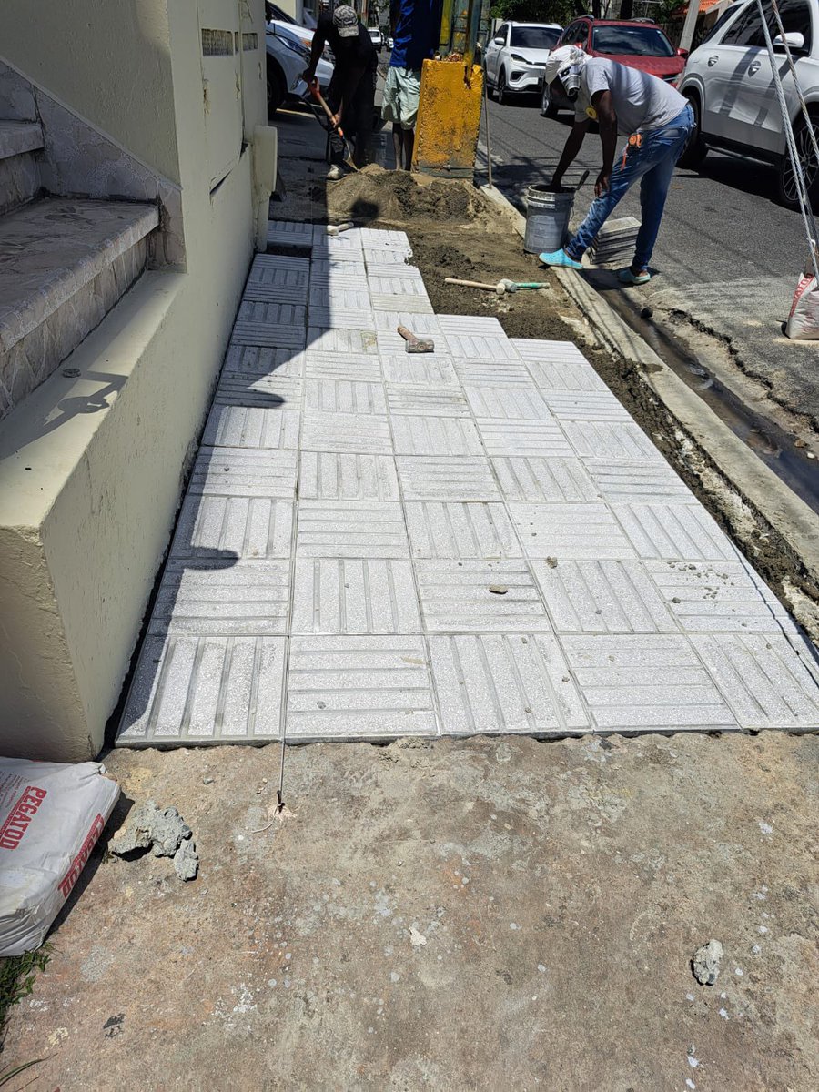 Carlosaortegac's tweet photo. Desde el 15 de marzo, más o menos, el Ayuntamiento del Distrito Nacional ADN @AlcaldiaDN inició la reparación de la acera lateral sur de la Calle Telelo Vargas en su intersección con la Avenida José Ortega y Gasset . Entusiasmados al principio, pero consternados por lo que sucedió en la tarde de hoy 23.04.2025. La verdad que  ha tomado un tiempo exagerado, la reconstrucción, y eso es un peligro latente. Pero lejos de hacer un post entonces para criticar por el retraso en los trabajos. Nos preguntamos: ¿Porqué no ayudar a nuestra ciudad? Terminemos la acera con nuestros recursos y contribuyamos. Pero la verdad es, que no se puede.  Hoy sucedió la fiscalización, y arrasaron con los instrumentos de los trabajadores contratados y los materiales adquiridos con nuestros recursos para terminar la reparación, y la acera ha quedado a medio talle. Quisiéramos entonces, que el contratista o la oficina dentro del ADN terminaran porque algunos envejecientes, como mi padre menores de 96 años utilizan la acera, todos los días para caminar y sería una pena que por una negligencia del gobierno de la ciudad sucediera una desgracia, o caídas como las ya acontecidas. Pero así son las cosas de mi país. Este tipo de irracionalidades no creo que puedan venir de nuestra alcaldesa @CarolinaMejiaG pues he visto el empeño en embellecer la ciudad, cuando tuve la idea de recorrer la ciudad en el asueto de la Semana Mayor. Junta de vecinos de Naco, busquemos una solución coordinada.