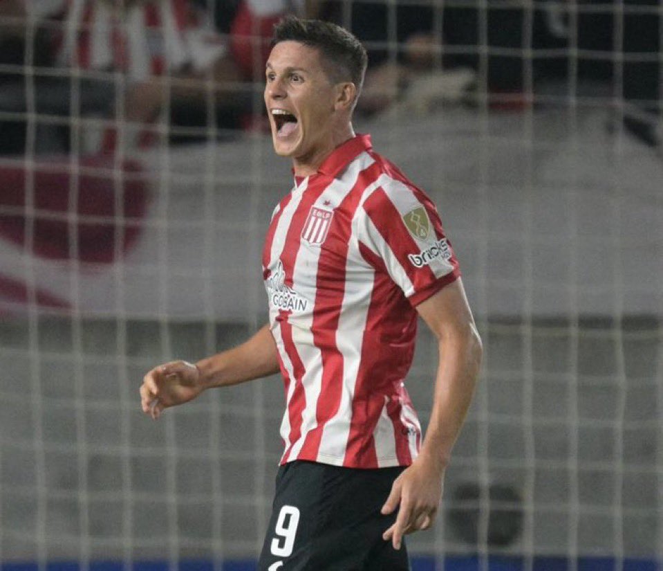 Con el perdón de las damas y caballeros, debo volver al término. Las ganas de PAJEARME que me dio ver al 9 usar la cinta de capitán nuevamente. Un flashback total y emocionante, me produce algo realmente único este tipo. El gol que hace hoy solo le sale a él. Mi ídolo. Guido ❤️