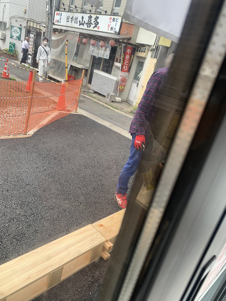 ShimotakaTofu's tweet photo. 商店街のとある方の発案で
暑さ避けのグリーンカーテンを
設置することになりました。

…というかほぼボランティア的に
やってくださってる…
すみません。 https://t.co/Vf6XcOATeE