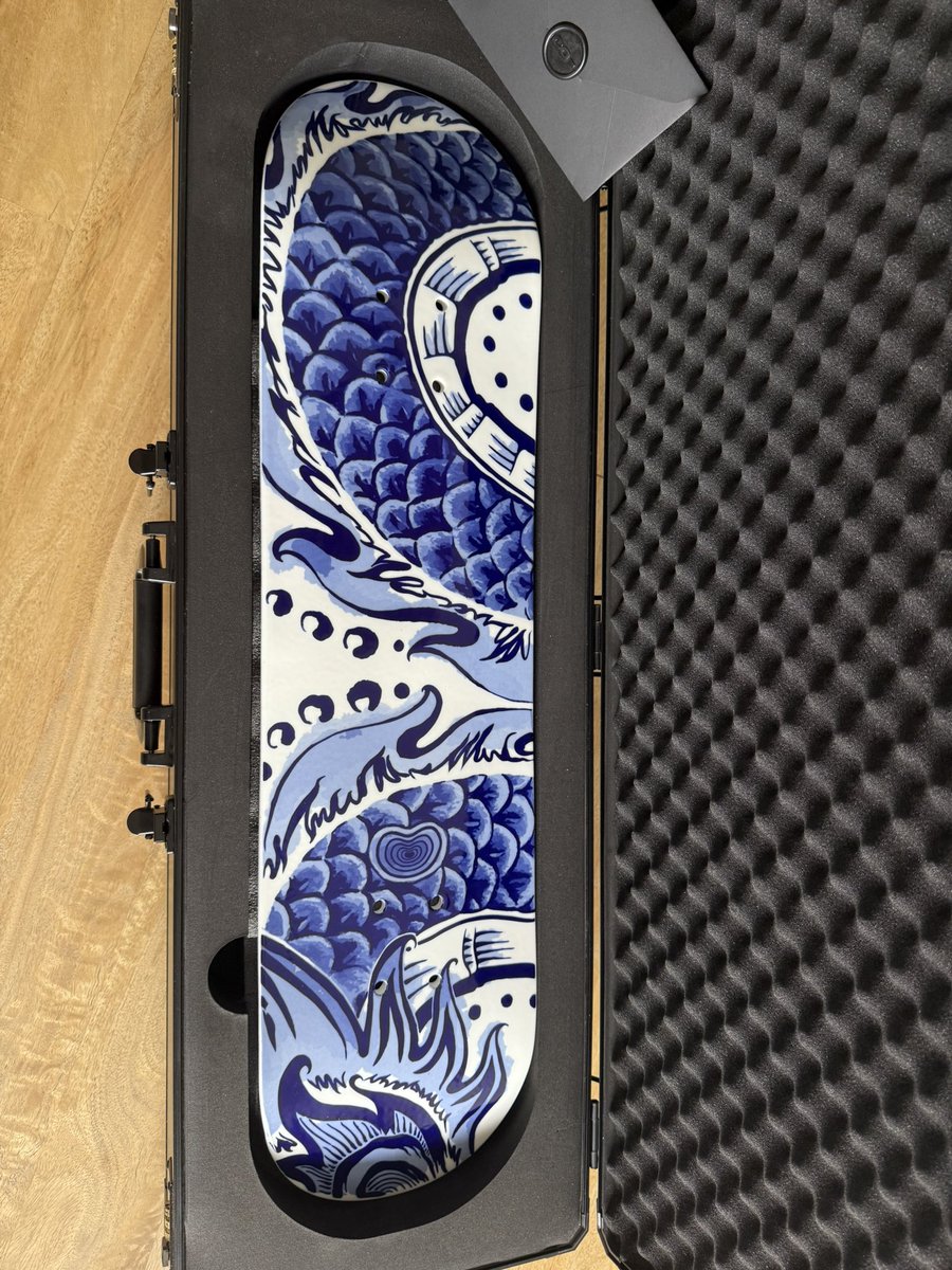 Those details are INSANE 🤯.

Full porcelain and heavy af, now I've got to figure out how to get this wall mounted ⚒️.

You've outdone yourselves:
<a href="/Azuki/">Azuki</a> x <a href="/co_museum/">Co-Museum</a> ⛩️
Respect mr <a href="/chawweiyang/">Wei</a> 🙏.