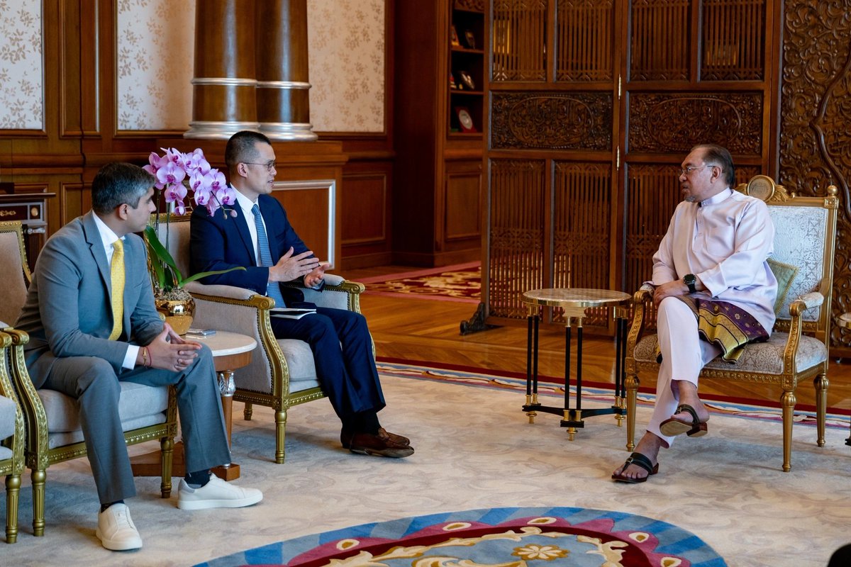 Lowyat.NET (@lowyatnet) on Twitter photo Anwar And Former Binance Founder Meet To Discuss Malaysia's Aim In Becoming Global Blockchain Hub
lowy.at/rhyx5 Anwar And Former Binance Founder Meet To Discuss Malaysia's Aim In Becoming Global Blockchain Hub
lowy.at/rhyx5