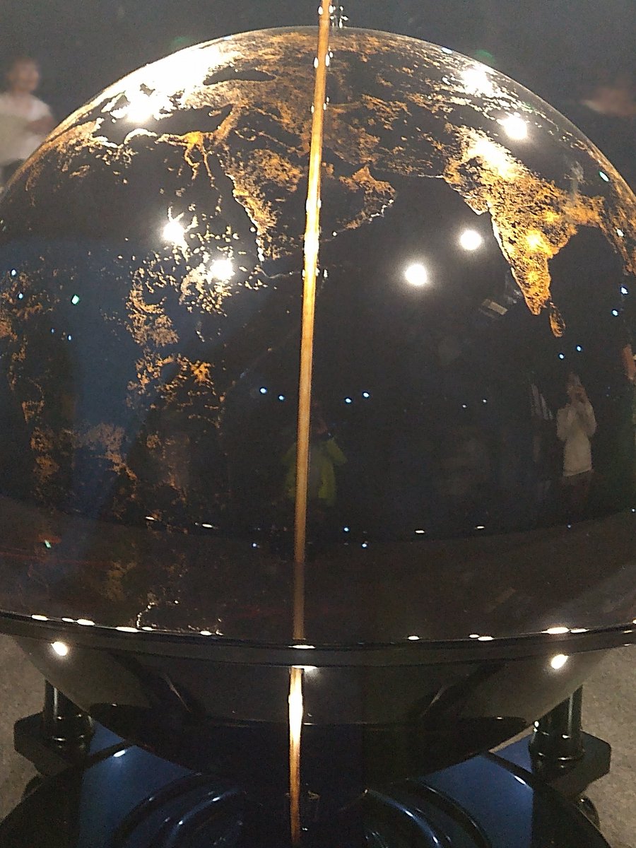 GP49006325's tweet photo. 万博に展示されてる漆塗りの大型地球儀でした。
夜の地球との題材で、漆の漆黒とツヤ、都市の明かりを表現した金箔。すごかったー。
#行ったよらでんちゃん https://t.co/mZYDPvpji7