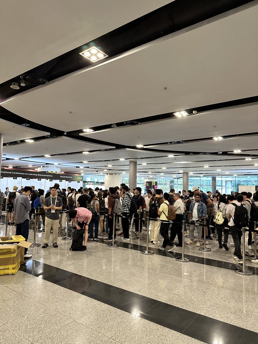 haidarkk1's tweet image. This is 1/100th of the registration line at ⁦@iclr_conf⁩ :D