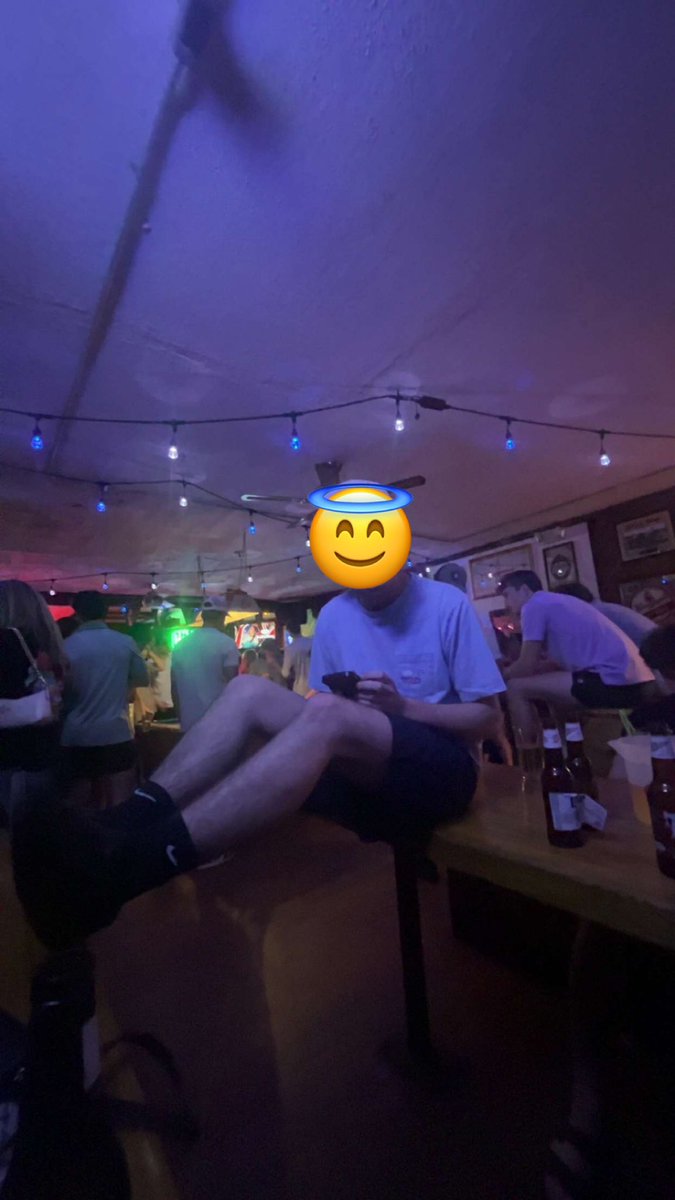 EvanGetAOffense's tweet photo. Look real comfortable @deshaunlawyer
#getoffthetable #queer https://t.co/zJXfCDay0u