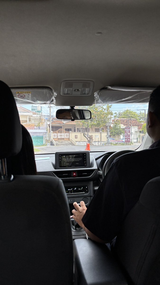 nadyaekaputrip's tweet photo. hufttt tobat bgt sm driver kantor wkwkwkwk jalan selempeng se selow iniiiiih bisa2nya 20km 🥲🥲🥲🥲🥲🥲🥲🥲🥲🥲 pengen tak gas rasae https://t.co/gVOhRnl92u