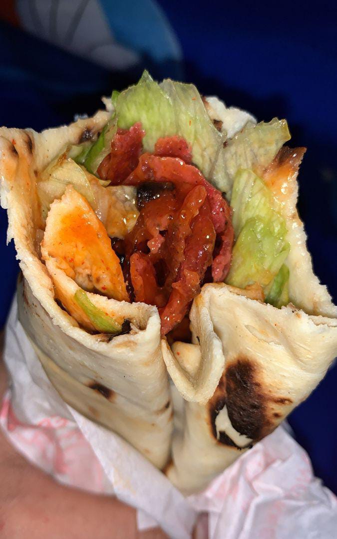 memeeetjawa's tweet photo. PILIH SATU, KALIAN TIM BURGER ATAU KEBAB? https://t.co/EOsBfnPh9m