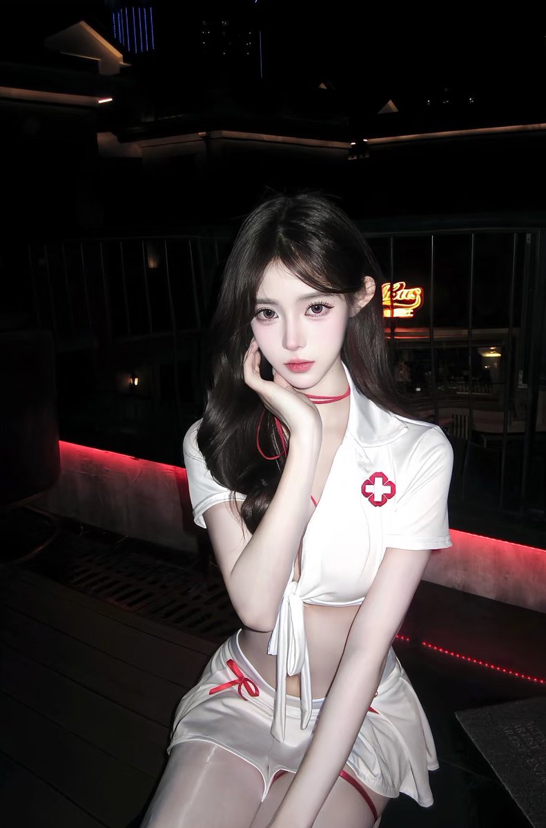 kule975's tweet photo. 这种一看就是隐藏的反差母狗啊，晚上穿着情趣出门的婊子，油亮丝���加上高跟鞋让人想拿鸡吧蹭上去射满精液。隐隐透光的裙子加上绑带无一不透露出母狗的气质，好想扯开丝袜看看里面的粉逼有多嫩，
#骚母狗 #反差 #贱货 #羞辱 #打分 #意淫 https://t.co/M6DA0AL7Y9