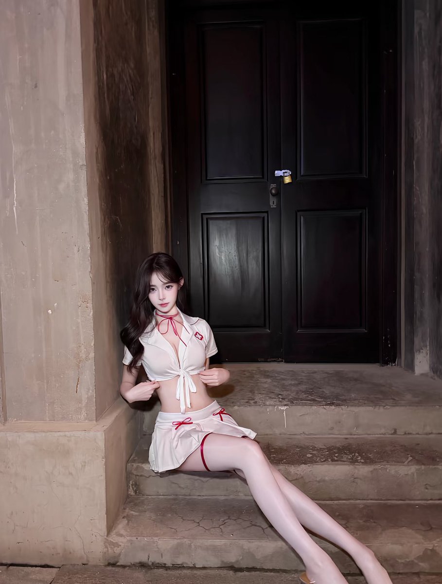 kule975's tweet photo. 这种一看就是隐藏的反差母狗啊，晚上穿着情趣出门的婊子，油亮丝���加上高跟鞋让人想拿鸡吧蹭上去射满精液。隐隐透光的裙子加上绑带无一不透露出母狗的气质，好想扯开丝袜看看里面的粉逼有多嫩，
#骚母狗 #反差 #贱货 #羞辱 #打分 #意淫 https://t.co/M6DA0AL7Y9