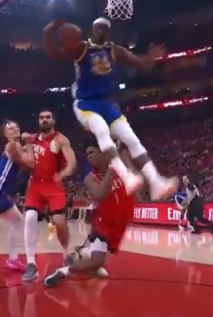 destrphforless's tweet photo. We allowed to grab player’s legs mid air now? https://t.co/9nPTsxsr47