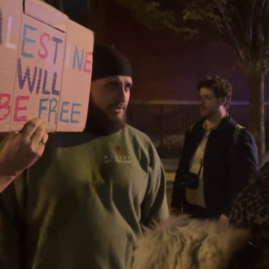 VividProwess's tweet image. This man was filmed a few hours ago wearing a Hamas headband and a shirt with a red triangle, which symbolizes killing Jews, while protesting and harassing Jewish students at Yale.
@KassyAkiva managed to record him without his mask.
Who do we need to tag to have him deported?