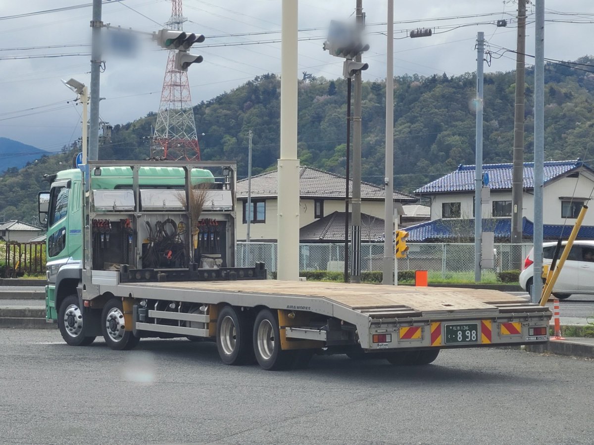 出たァ！アイバワークスのケツ下がり15tセルフ！

ジャッキ無しスライド無しの無可動荷台で脅威の最大積載量15600kg！