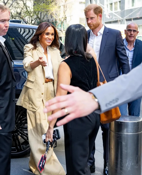 BrutusMaximusX's tweet photo. #MeghanMarkleExposed #HarryisWhipped #MeghanIsTheProblem #MeghanMarkleIsCringe 
Harold looks like he’s on the verge of a nervous breakdown tears in his eyes! 
What was Meghan thinking here ? 
I've seen brown paper bags with more style! 🧃 https://t.co/XIBwNyQvp7