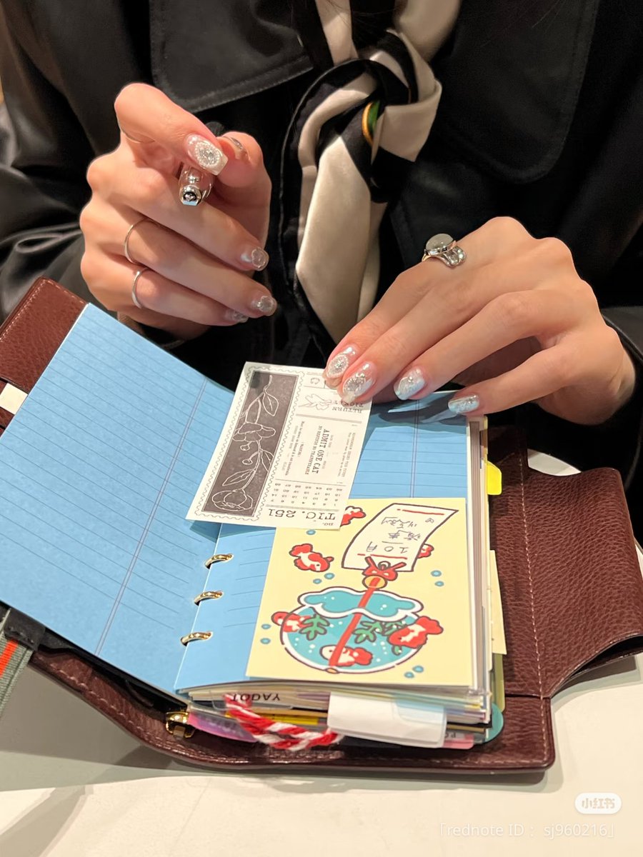 ✍️手帳に書いてよかったこと✍️
☑心の掃除日記
→心に溜め込みがちなモヤモヤを書く
☑ストレス発生源メモ
→自分の取扱説明書みたく、ついつい我慢しがちな日頃のストレスを書き出す
☑小さな幸せの記録
→ネガティブになりそうなときこそ意識して目を向けてみる
☑予定
→やりたいことを先取りする