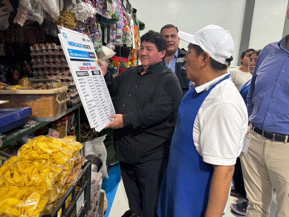 HRUGEL's tweet photo. #MercadoNorte | En cada mercado, en cada voz, encontramos ideas que construyen.
🏙️ Nuestro compromiso es claro: escuchar a cada comerciante para ir #ConstruyendoLaCiudadDeTodos.
🤲 Sigamos caminando juntos hacia una ciudad más cercana y participativa. 
#DIGMA #MercadosDeTodos #GuayaquilConAquiles #GuayAquilesComercio.