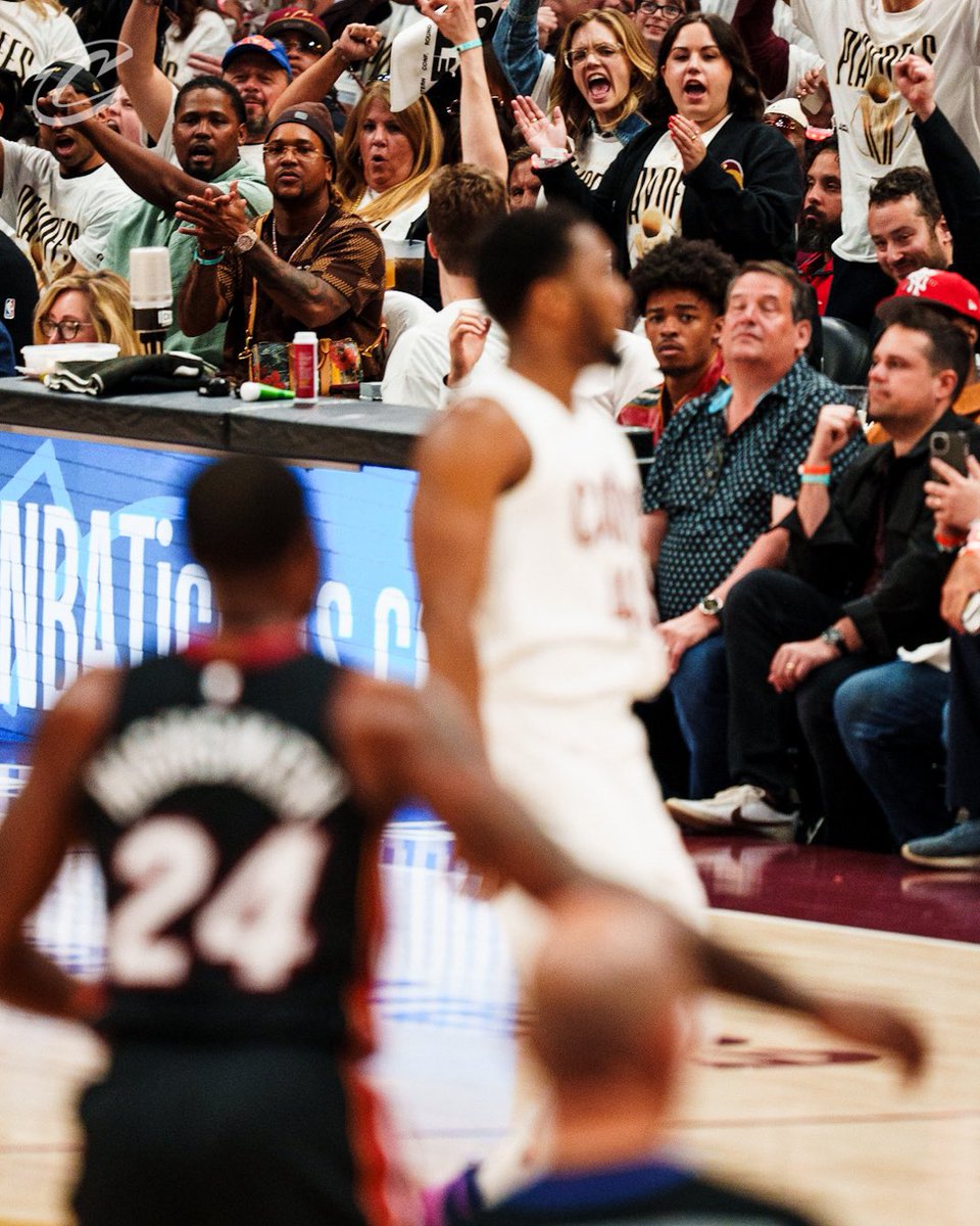 BradyH_216's tweet image. Jose Ramirez taking it all in watching Donovan Mitchell down the stretch is so wholesome.
Two Cleveland legends. 🐐🕷️
#GuardsBall #LetEmKnow