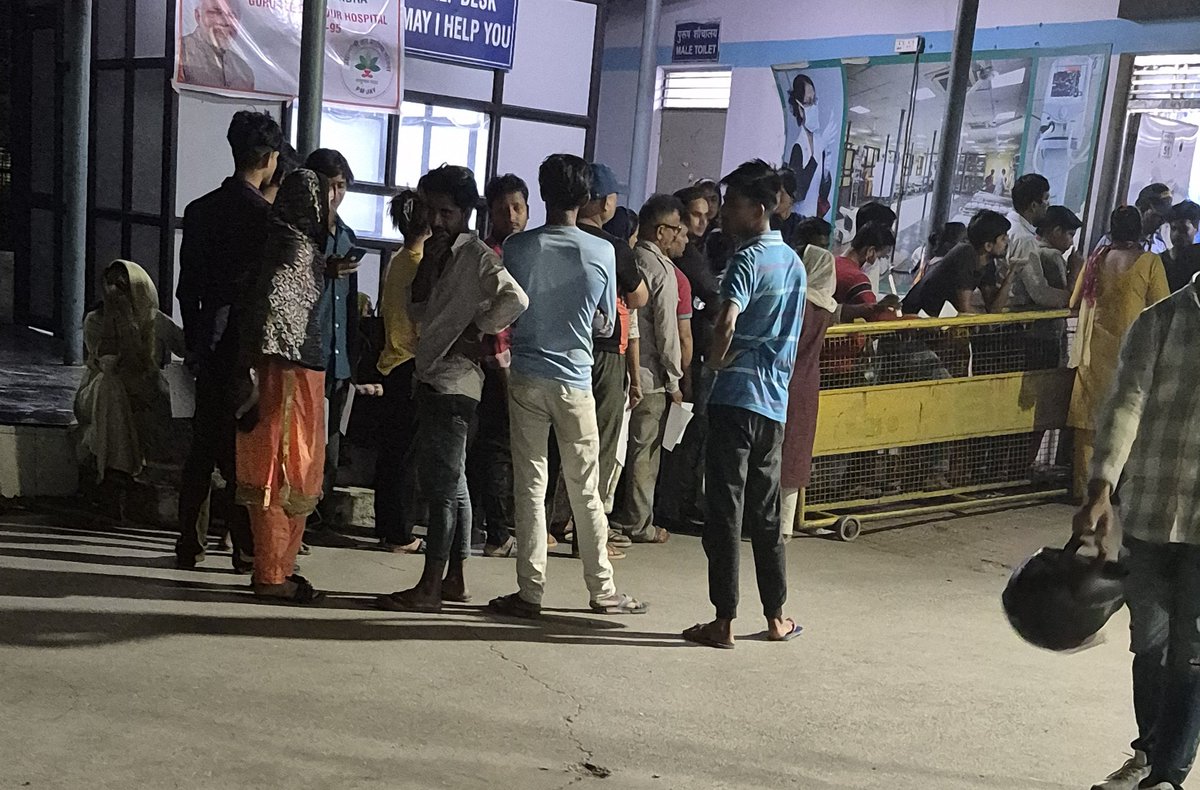 aormanishkumar's tweet photo. This is the grim reality at GTB Hospital—emergency patients are left to suffer in endless queues with just one doctor on duty. If someone dies waiting, who takes responsibility for that negligence?" @gupta_rekha @KapilMishra_IND @MoHFW_INDIA @Virend_Sachdeva https://t.co/GDgL0kUGrB