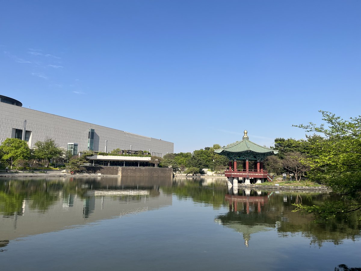 MoBeaDietrich's tweet photo. Holiday pictures today - the National Museum of Korea in Seoul might just be one of my favorite museums, even down to the architecture. https://t.co/5o71dNClUN