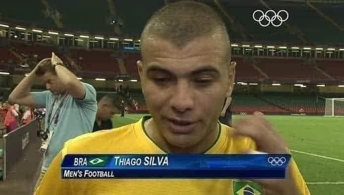 من الذاكره 

بعد مبارة مصر والبرازيل عماد متعب بدل التيشرت مع احد لاعبي البرازيل و قناة التلفزيون البرازيليه عملت معاه لقاء علي اساس انه تياجو سيلفا