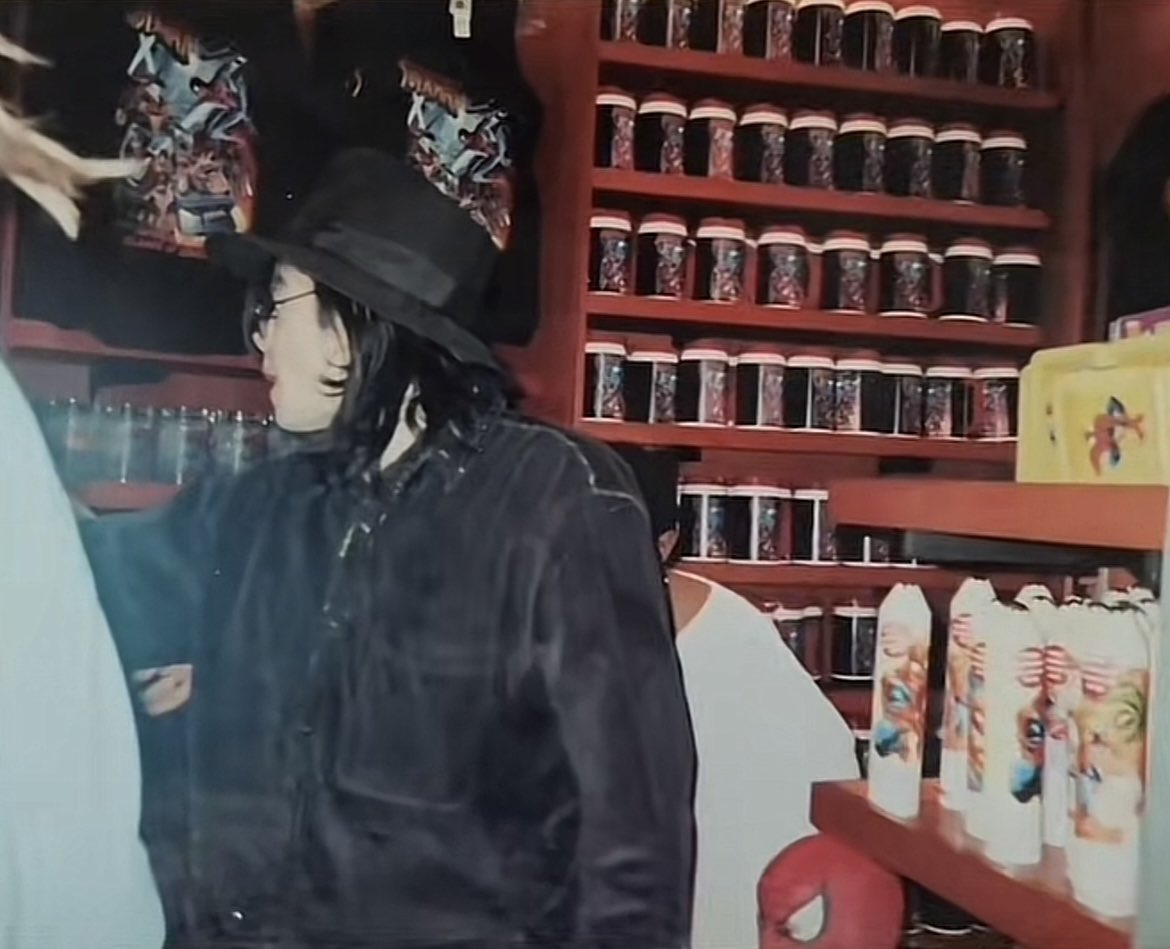 Michael Jackson buying Raimi Spider-Man figures at Universal Studios (2002)