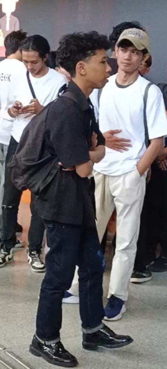 ruhulanakgaul's tweet photo. Para perusuh bayaran sudah mulai melangkah masuk ruang sidang satu per satu. Lihat mukanya! Apa iya muka-muka model kayak gini mau teriak #SaveKPK ? 🤣🤣🤣 Yaelaaahh.. dibayar berapa lw, tong! https://t.co/lhAskWttPF
