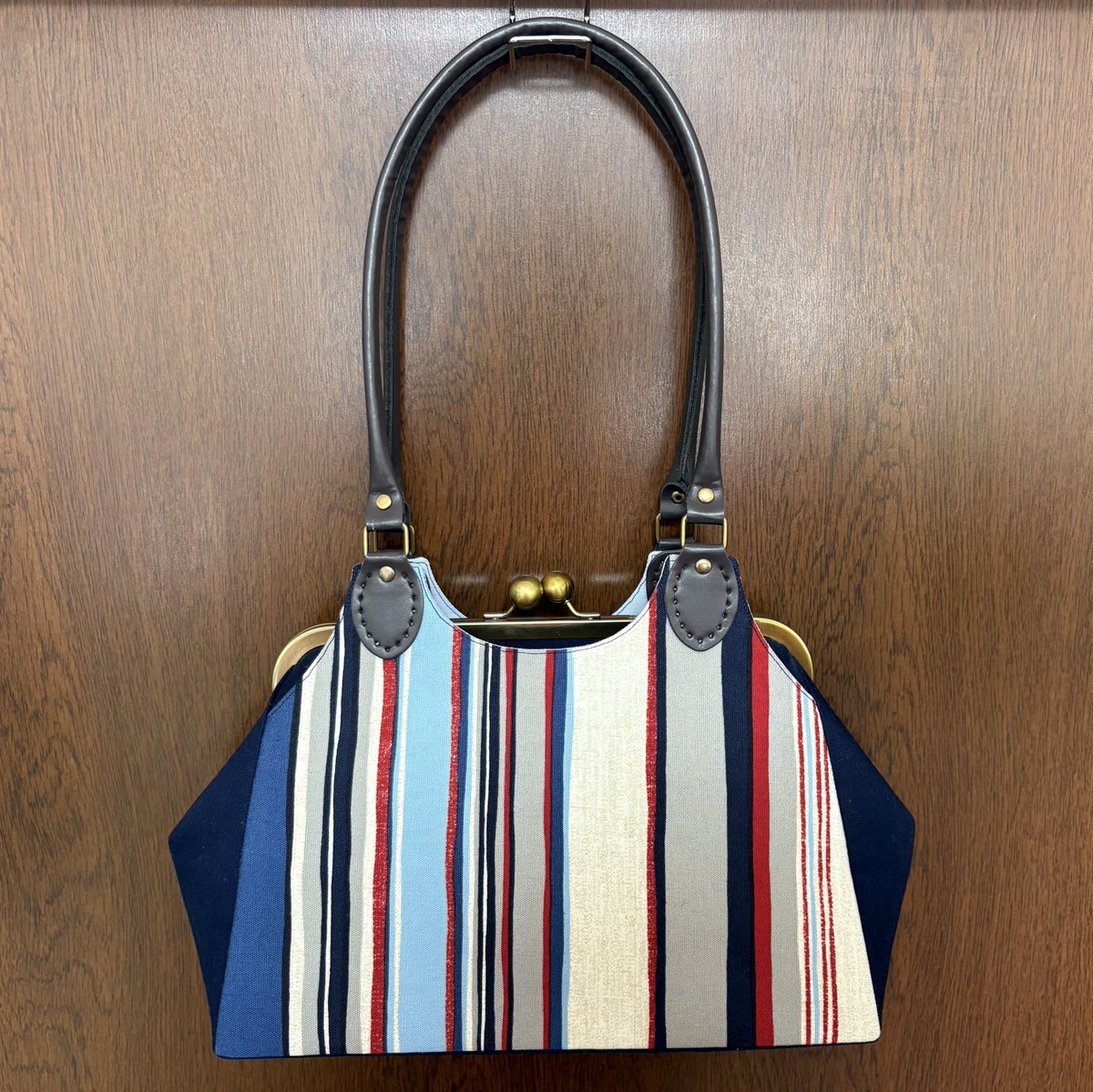 marchi_handmade's tweet photo. 写真撮り直した！！！
今度は大丈夫٩( 'ω' )و

肩にかけられる60センチ持ち手のハンドバックです♪
24センチ口金なので長財布入ります☺️ https://t.co/qfN8j72QLJ