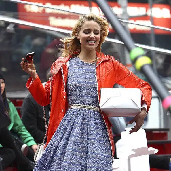 fellintodianna's tweet photo. More photos of Dianna Agron filming the 'New York' Episode of Glee https://t.co/BcxCM5tykE