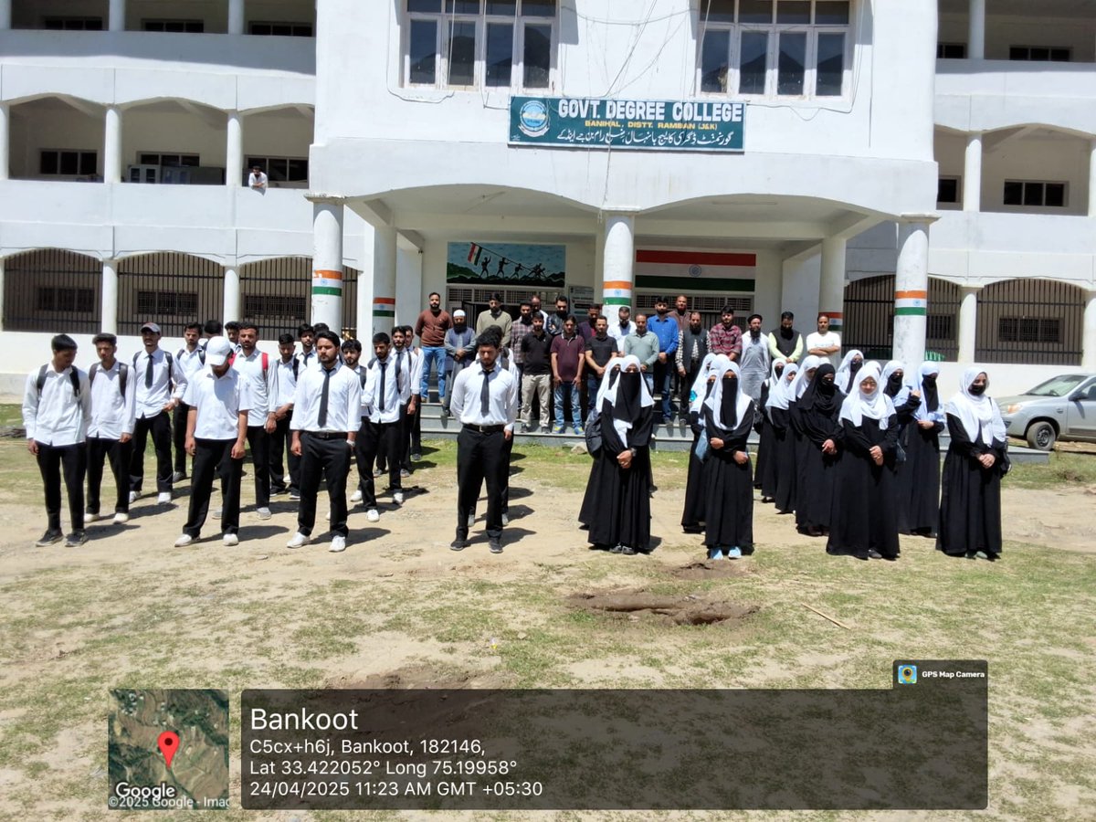 dcramban's tweet photo. Staff and students of Government Degree College Banihal observed a two-minute silence to pay tribute to the innocent victims of the Pahalgam terror attack. A solemn moment of unity, respect, and resolve against violence.
#RambanStandsForPeace #RambanStandsTogether @BaseerUlHaqIAS https://t.co/J7UcWwB4qF