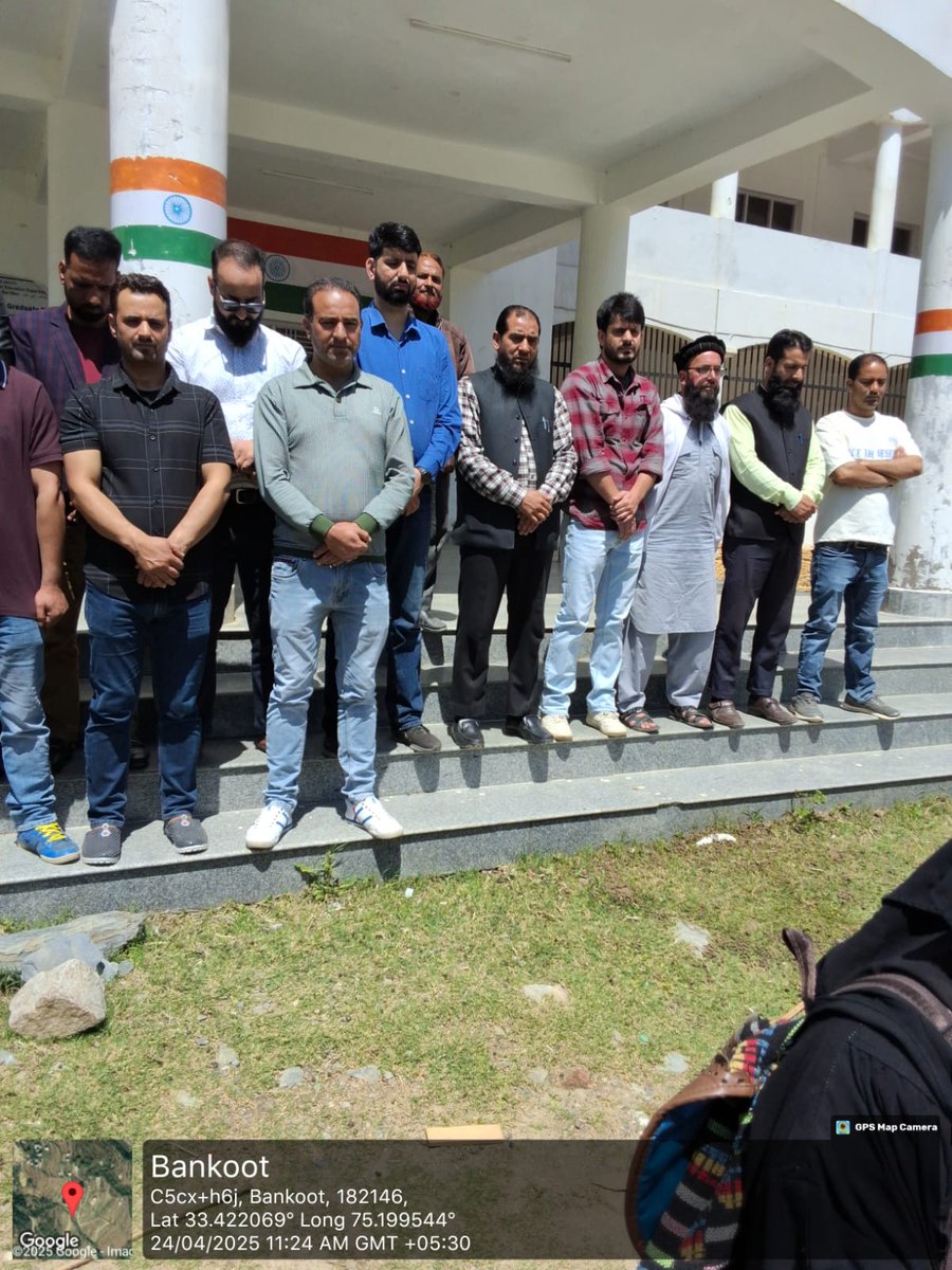dcramban's tweet photo. Staff and students of Government Degree College Banihal observed a two-minute silence to pay tribute to the innocent victims of the Pahalgam terror attack. A solemn moment of unity, respect, and resolve against violence.
#RambanStandsForPeace #RambanStandsTogether @BaseerUlHaqIAS https://t.co/J7UcWwB4qF