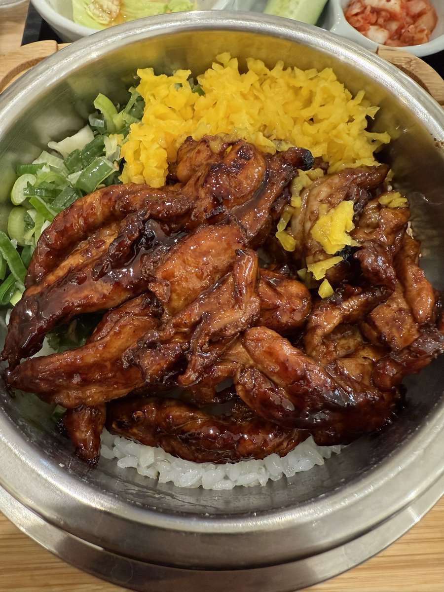 📍솥내음 수원영통점
(경기 수원시 영통구 반달로7번길 30 1층 110호)
닭목살 솥밥 15,000원

닭목살이 기름기가 너무 적고, 약간 오버쿡되어 있었어요. 같이 비벼먹었을 때 무슨 맛인지 잘 모르겠더라구요. 여기 다른 솥밥은 어떨지 모르겠지만 제가 먹은 메뉴는 그다지 맛있지 않았어요🥲 실패!

제