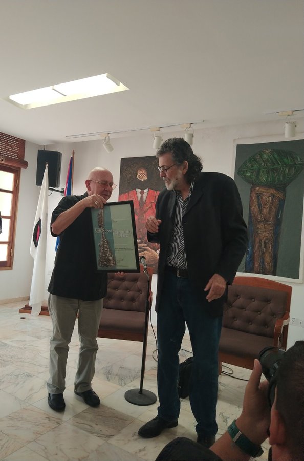 Merecido Reconocimiento al intelectual Abel Prieto, por su destacada trayectoria en defensa de la Cultura.
#CubaVencerá 
#LaHab