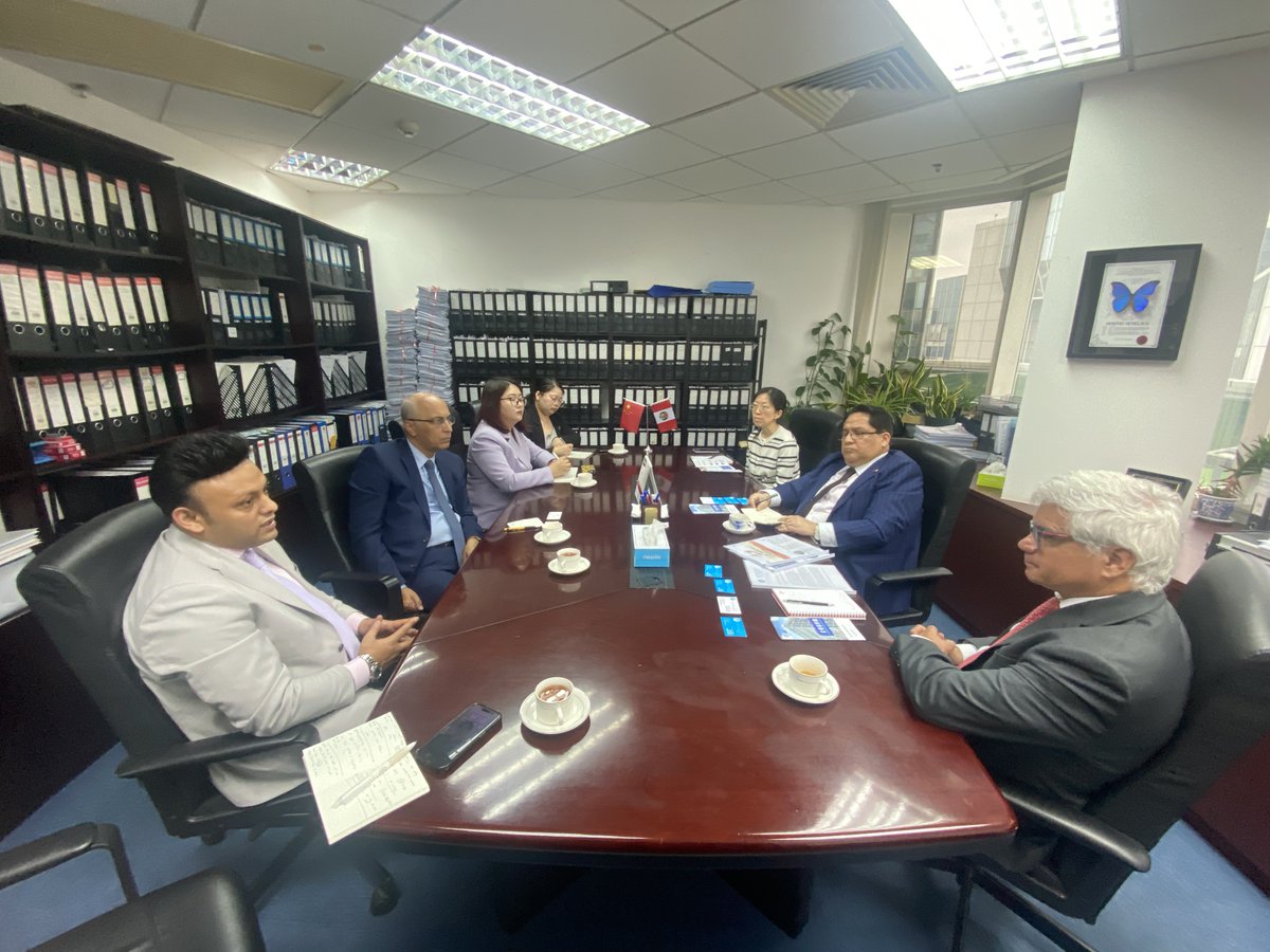 IBI_INTL_GROUP's tweet photo. 22 April 2025 | IBI International Group Chairman Mr. Ibrahim Munir, CEO Ms. Hannah Chen, and Advisor Amb. Moin ul Haque met with Mr. David Gamarra, Consul General of Peru, and Mr. Bernardo Muñoz, Business Consul, at the Consulate General of the Republic of Peru in Shanghai.
They discussed strengthening business relations between China and Peru, especially through cooperation in the bilateral trade of minerals, food, and agricultural products. Peruvian enterprises were invited to set up their head office in the Belt and Road Economic and Trade Centre(BRETC), a project of IBI Group located in Suzhou.
Grateful for the fruitful discussion! #PeruChinaTrade #BeltAndRoad
2025年4月22日 | 易必集团董事长莫尼先生、首席执行官陈倩女士和顾问莫因·哈克大使在驻上海秘鲁总领事馆与秘鲁驻华总领事David Gamarra先生和商务领事Bernardo Muñoz先生进行了会晤。
双方讨论了加强中秘两国的商业关系，特别是通过在矿产、食品和农业产品双边贸易方面的合作。秘鲁企业被邀请在位于苏州的“一带一路经济与贸易中心”（BRETC）设立总部。
感谢此次富有成效的讨论！#中秘贸易 #一带一路