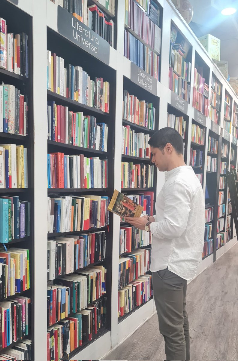 Entre libros... ❤️📚

#LaDivinaComedia en mis manos. 📖