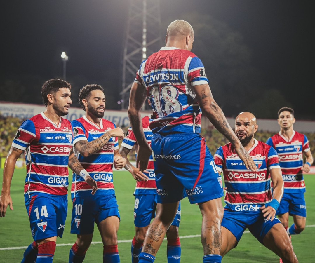 #ConmebolLibertadores | Grupo E

🇨🇴 Bucaramanga 1 - 1 Fortaleza 🇧🇷 

👉 Empate a un solo gol donde Fortaleza empezó ganando el encuentro con gol de Deyverson (19'), pero el local rescato el empate con un penal de Pons (89') y hasta la victoria pero fue fallado en lo último