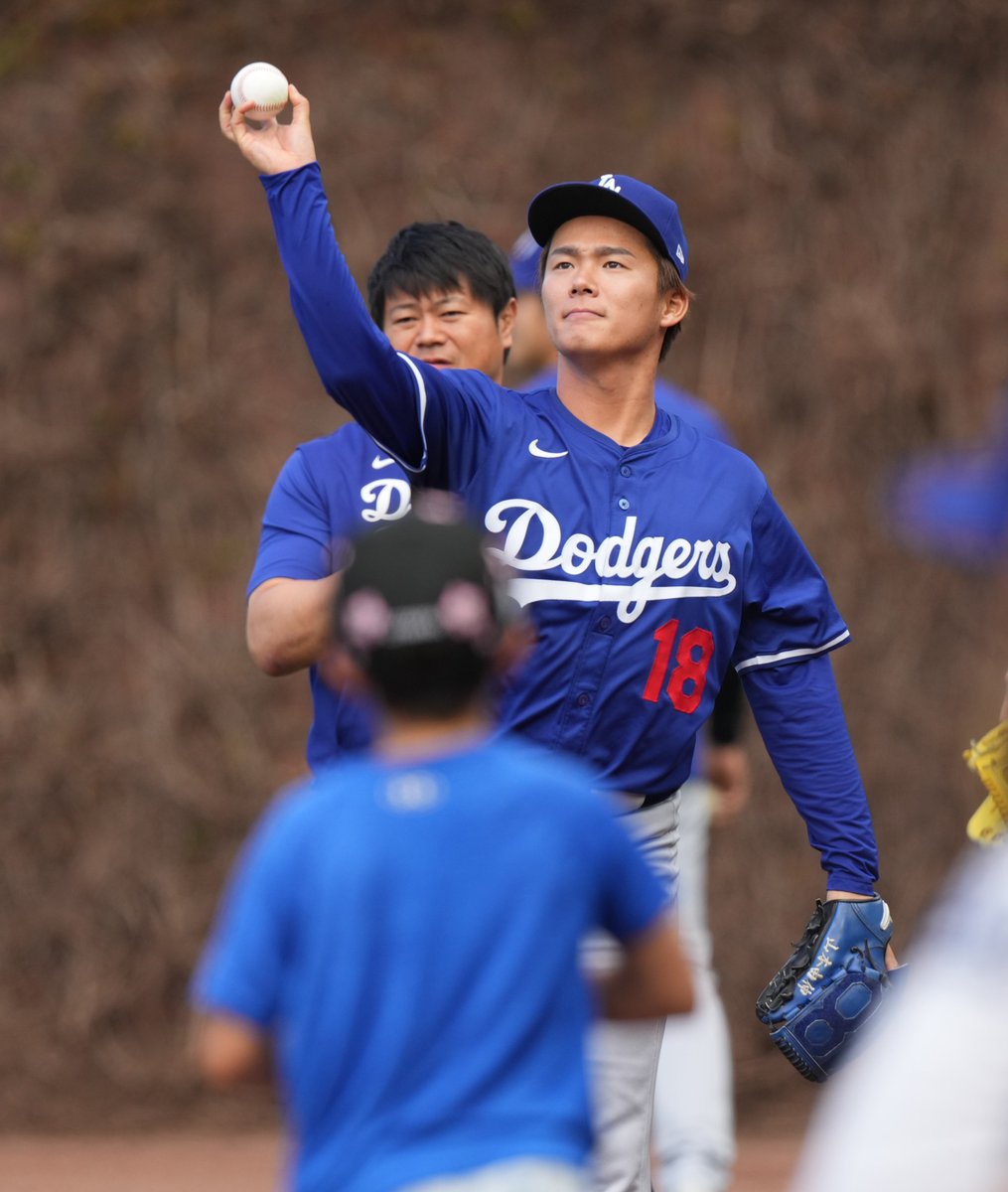 kanbin_photo's tweet photo. 試合前、関係者の子供とキャッチボールをする山本由伸（撮影・菅敏）＃ドジャース　＃山本由伸 ＃dodgers ＃yoshinobuyamamoto ＃mlb ＃日刊スポーツ ＃写真映像部 ＃カンビン https://t.co/MSl8qFFoQn