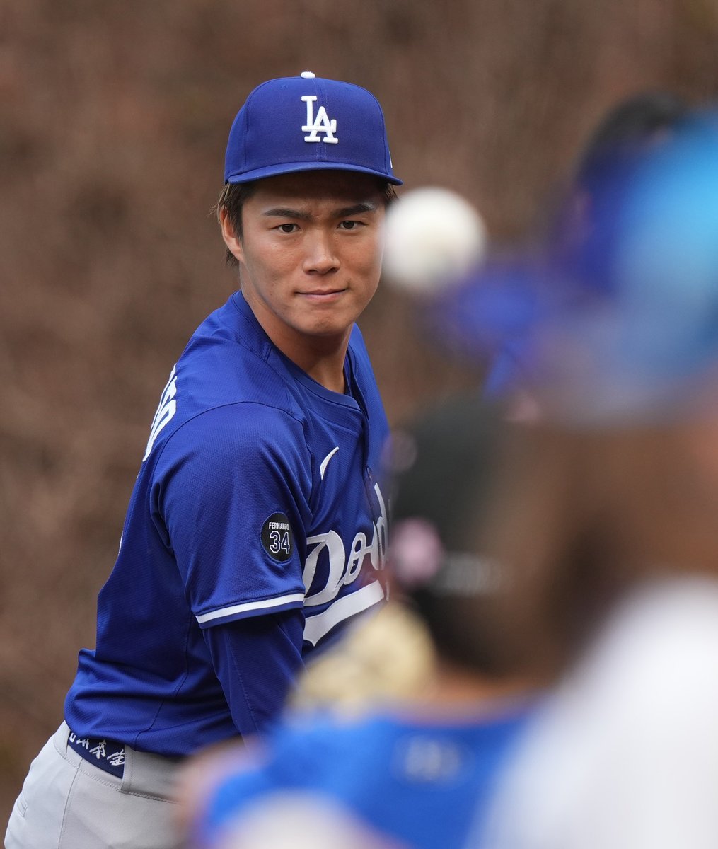 kanbin_photo's tweet photo. 試合前、関係者の子供とキャッチボールをする山本由伸（撮影・菅敏）＃ドジャース　＃山本由伸 ＃dodgers ＃yoshinobuyamamoto ＃mlb ＃日刊スポーツ ＃写真映像部 ＃カンビン https://t.co/MSl8qFFoQn