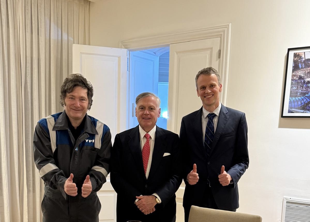 alejandronimoAr's tweet photo. Las 3 personas que más quiero y respeto: @JHS_Oficial @JMilei @PhilippBagus trabajando juntos por la economía de Argentina y el mundo.
VIVA LA LIBERTAD CARAJO! https://t.co/WqZzbkdFJE