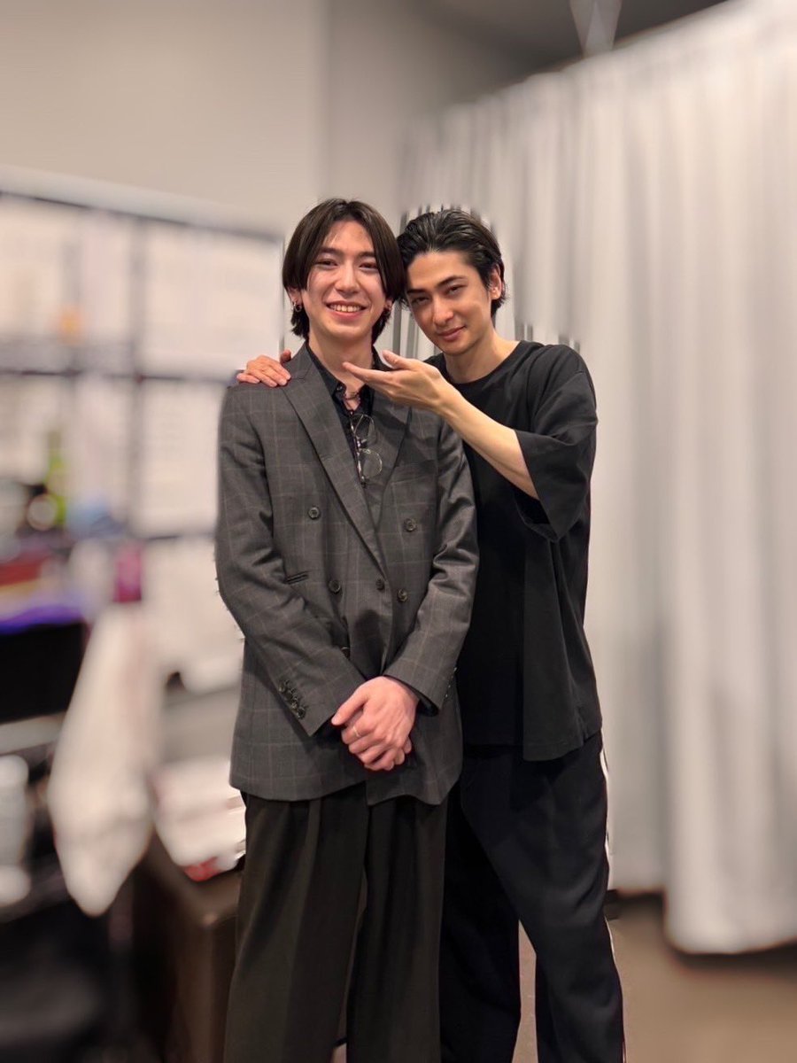 UCHIKAWAREO's tweet photo. 『落語心中』を観劇させていただきました‼︎伊達さんのご厚意で、久しぶりに古川さんとお会いすることができて、とても嬉しかったです！ご多忙のなかお時間をくださった伊達さん、公演後にも関わらずお話ししてくださった古川さんに心から感謝申し上げます。そして大千穐楽、おめでとうございます‼︎ https://t.co/xi1wJXreLB